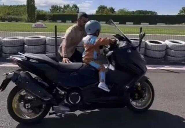 AK Partili vekil 3 yaşındaki çocuğuna lüks otomobilini kullandırdı