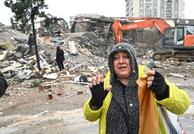 Ebrar Sitesi enkazında evinin anahtarını bulan Lütfiye öğretmen, gözyaşlarına hakim olamadı