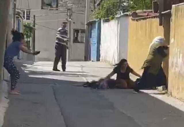 3 komşusunu öldüren zanlıya keşif yaptırıldı! El sallayınca mahalleli 'Katil' diye bağırdı