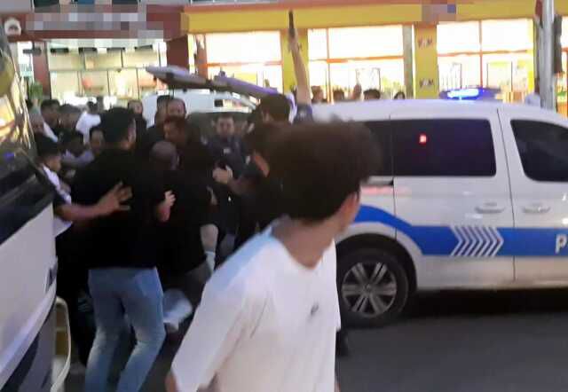 Hem suçlu hem güçlü! Öfkeli kalabalık, tavırlarından rahatsız olduğu tacizciyi tekme tokat dövdü