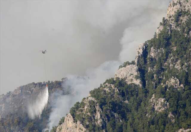 Kemer yangını 35. saatinde! Sabahın ilk ışıklarıyla teyakkuza geçtiler, arazi koşulları ekipleri zorluyor