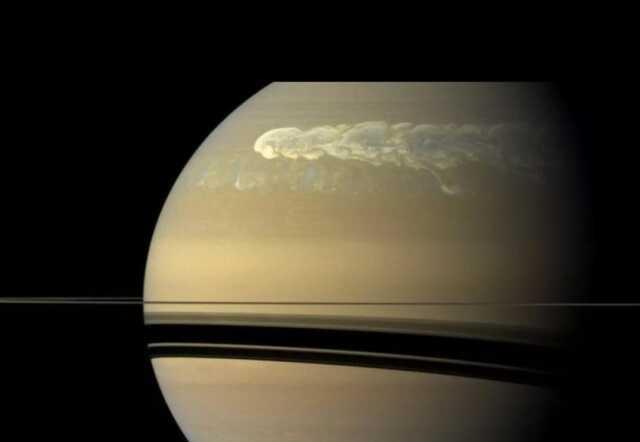 Bilim adamları 100 yıl öncesine ait dev Saturn megafırtınalarının gizemli 'radyo sinyallerini' Dünya'ya ilettiklerini iddia etti