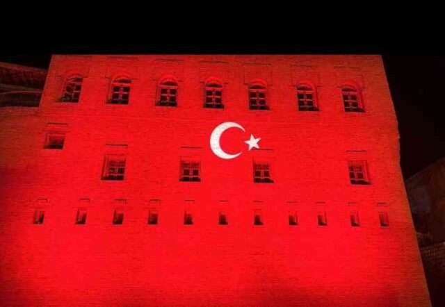 Cumhurbaşkanı Erdoğan'ın kritik ziyareti öncesi Irak'taki caddelere Türk bayrağı asıldı