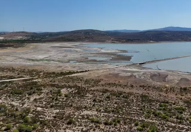 Barajda su seviyesi düştü, eski İzmir-Çeşme kara yolu ortaya çıktı