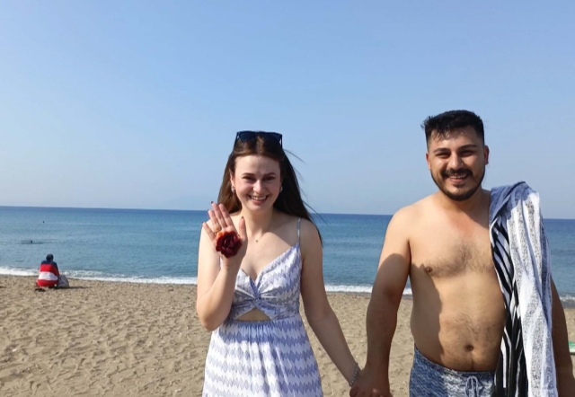 Davul zurnayla plaja gelip damadı denize attılar