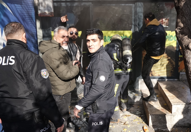 Kendini kilitlediği iş yerini ateşe verdi, dumandan etkilenerek bayıldı