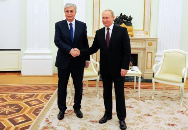 Fransızların Macron'un karizmasını düzeltme çabası! Günler sonra gelen masa savunması akıllara zarar