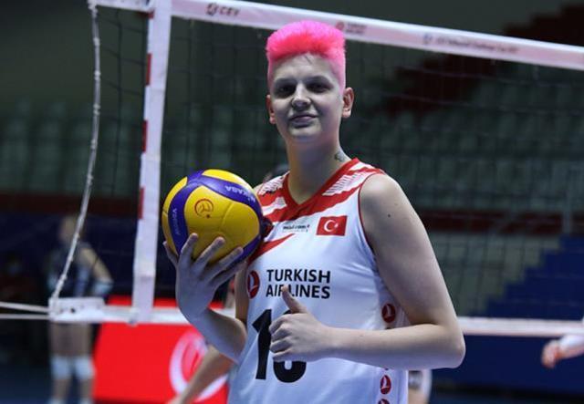 Aşkı yüzünden gündemden düşmeyen milli voleybolcu Ebrar Karakurt resmen başka birine dönüşmüş