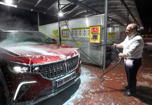 Oto yıkama istasyonuna giden Bakan Varank, Togg'u kendi elleriyle yıkadı