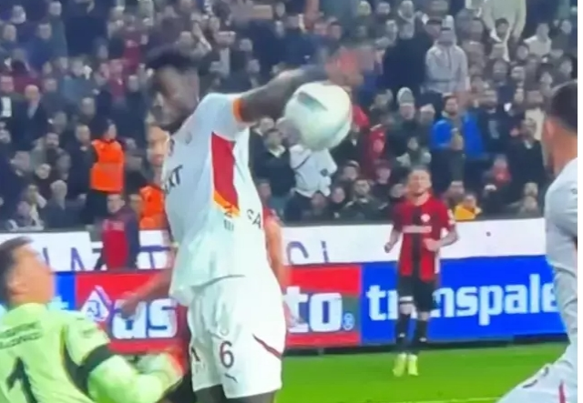 Davinson Sanchez'in pozisyonu penaltı mı, el var mı - HAKEM YORUMLARI (Gaziantep FK – Galatasaray)?