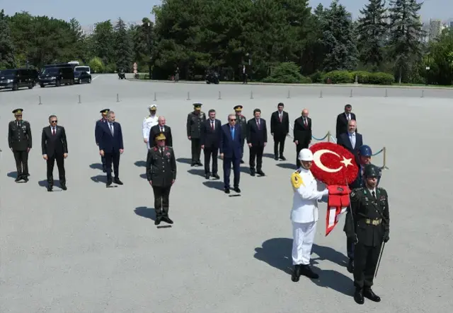 Cumhurbaşkanı Erdoğan, YAŞ üyeleriyle Anıtkabir'i ziyaret etti
