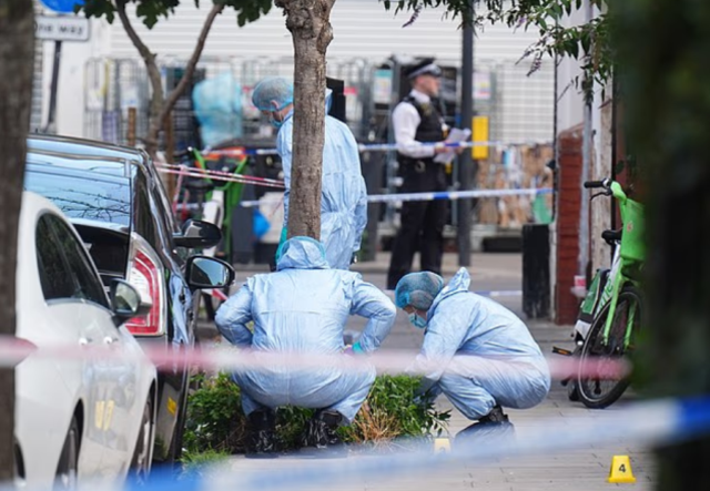 Londra'da 45 yaşındaki Türk vatandaşı sokak ortasında silahla öldürüldü