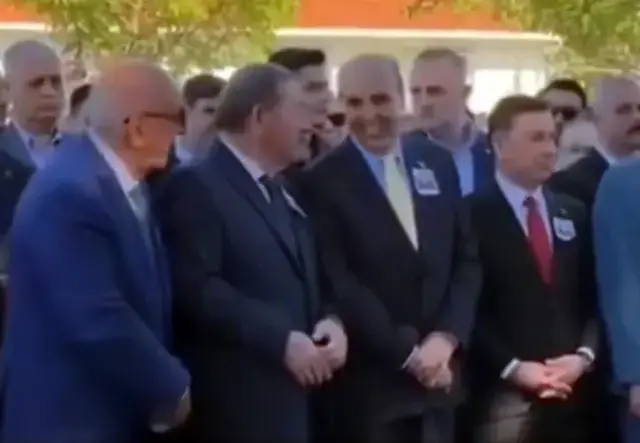 Muğla'da şehit cenazesinde protokol üyelerinin gülüştüğü anlar