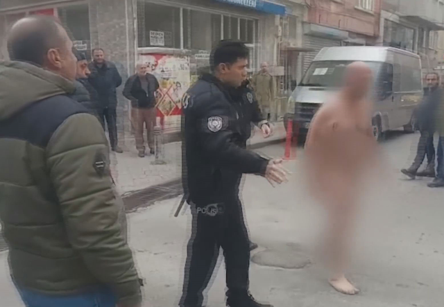 Samsun'da çıplak halde caddede dolaşan şahıs gözaltına alındı