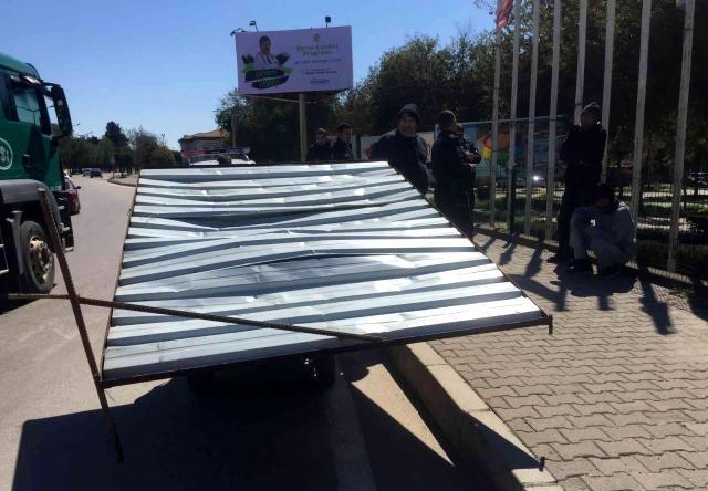 İş yerinden metal levha çaldılar, yakalanınca affedilmek için yalvardılar