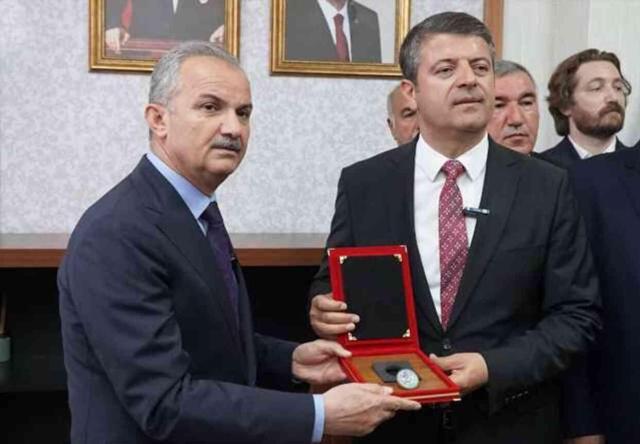 Adıyaman Belediye Başkanı Abdurrahman Tutdere mazbatasını aldı