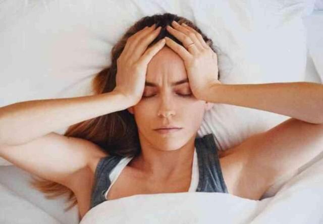 Gece uykudan uyandıran baş ağrısı nedir? Uyurken baş ağrısı neden olur?