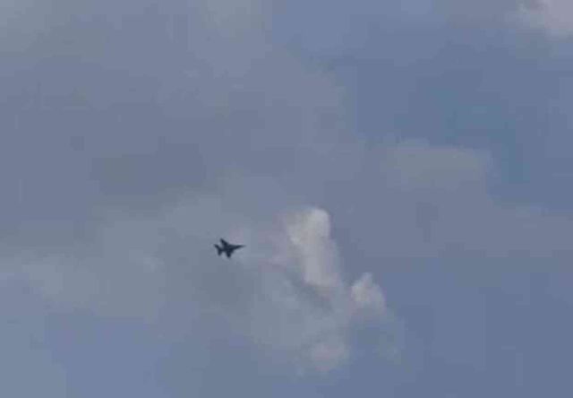 F-16 sesiyle deprem korkusuna kapılan esnaf, emekleyerek kaçmaya çalıştı