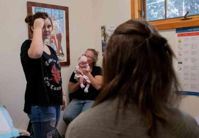 Idaho'da onaylanan sağlık yasası, genç ebeveynlerin sağlık hizmeti almasını engelliyor