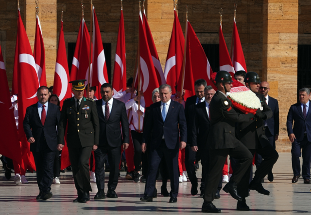 Bakan Bak, gençler ve sporcularla Anıtkabir'i ziyaret etti