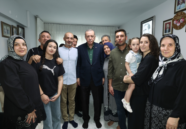 Cumhurbaşkanı Erdoğan, 15 Temmuz'da 3 yakını şehit olan Muzaffer Gülşen'i evinde ziyaret etti