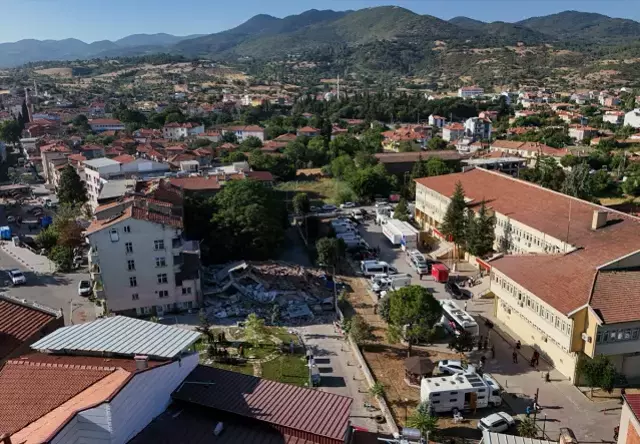 Sındırgıda'daki depremde yıkılan bina