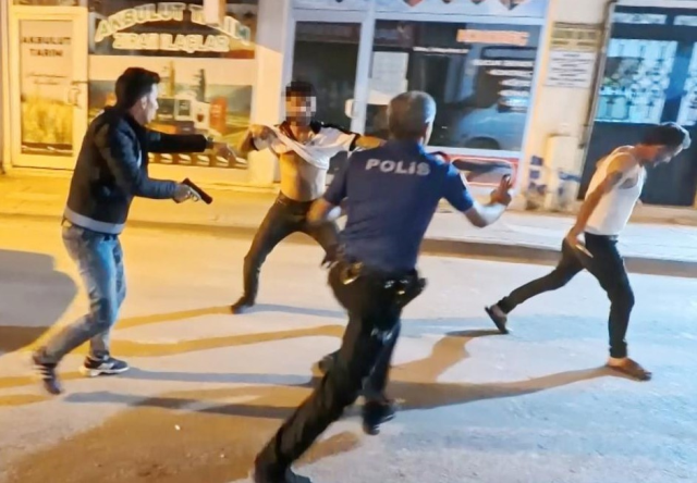 Meydan savaşı çıktı! Polise bıçak çekip saldırdılar, işte o anlar