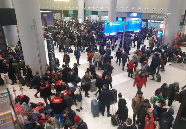 Binlerce yardım gönüllüsü İstanbul Havalimanı'na akın etti