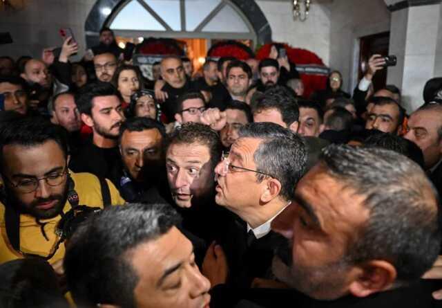 CHP Genel Başkanı Özel, Manisa'da Şehit Ailesini Ziyaret Etti