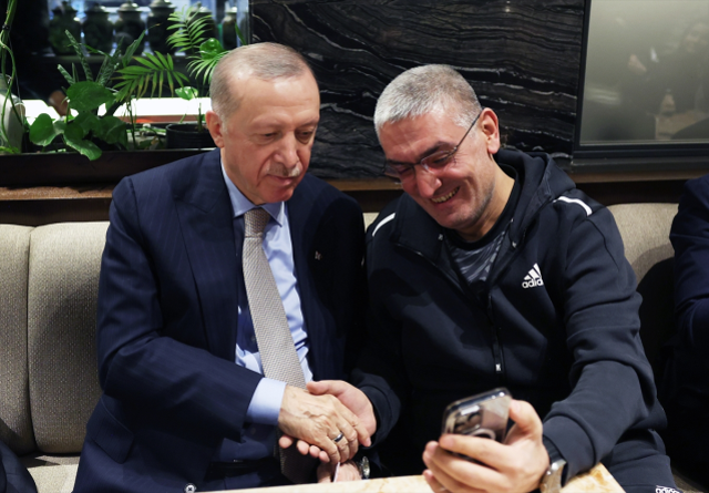 Cumhurbaşkanı Erdoğan bir kafede vatandaşlarla sohbet etti, çocukları sevdi