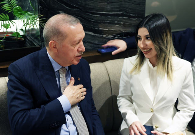 Cumhurbaşkanı Erdoğan bir kafede vatandaşlarla sohbet etti, çocukları sevdi