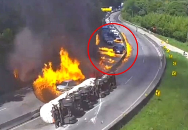 Devrilen tankerden sızan etanol onlarca aracı küle çevirdi