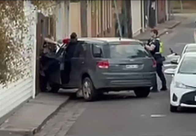Polis, kendisini araçla duvara sıkıştıran kişiyi öldürdü
