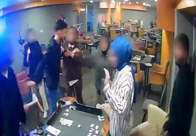 Oyun salonunda dehşet: Sallama bıçakla saldırdı, genç kızlar kendini siper etti