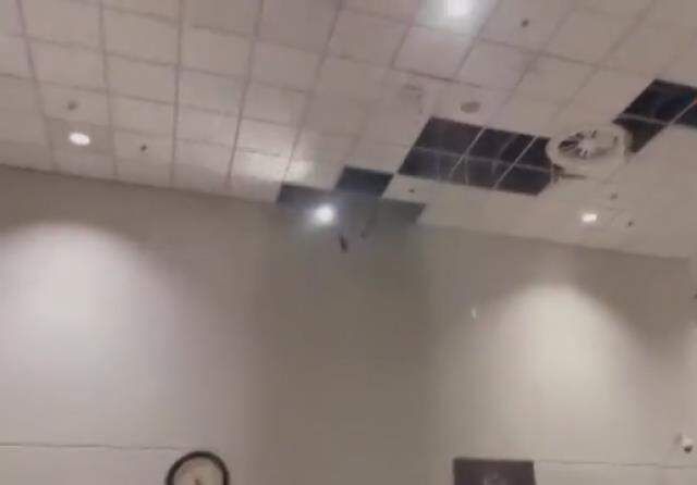 3 yıl önce yapılan İslamabad Uluslararası Havalimanı'nı su bastı, tavanlar çöktü