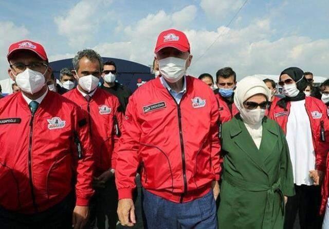 TEKNOFEST'e damga vuran anlar! Damat Bayraktar'ın 'Maskeleri çıkaralım' ricasını Bakan Koca yerine getirmedi