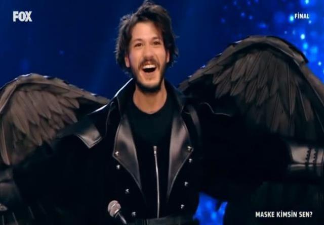 Kuzgun kimdir? Maske Kimsin Sen Kuzgun kimdir? Kuzgun maskesinin altından hangi ünlü çıktı, tahminler nelerdir? Kuzgun hangi ünlü, belli oldu mu?