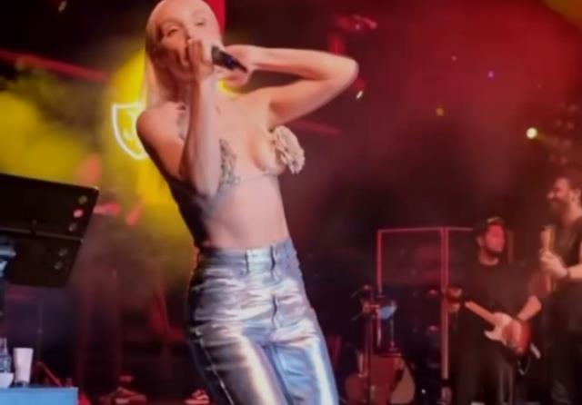 Kural bozmayan Gülşen, konserinde sadece göğüs uçlarını kapatan bir kıyafet giydi