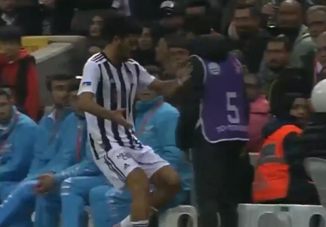 Beşiktaşlı futbolcunun top toplayıcı çocuğa yaptığı hareket ortalığı karıştırdı: Beni ayağına çağırdı