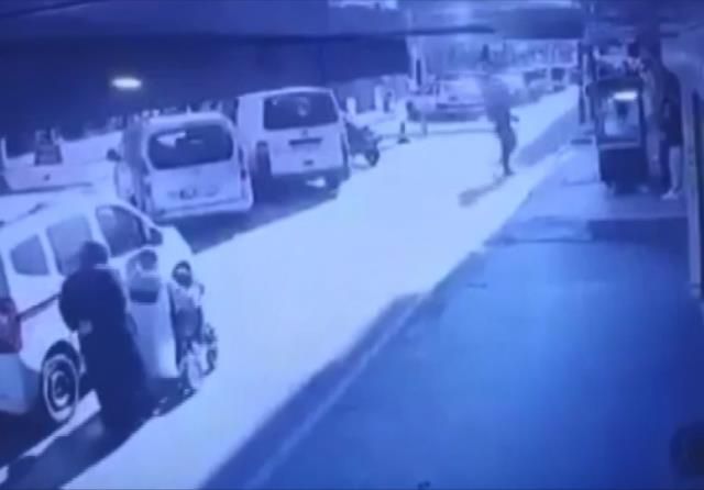 Engelli eşinin arkasından yürüyen kadın iki araç arasında kalarak can verdi! Mahkemenin kararı aileyi bir kez daha yıktı