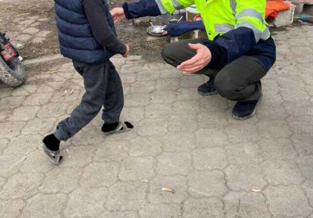 Ayağında çorap olmayan depremzede çocuklara photoshopla çorap yaptı