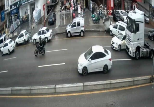Sarhoş olduğu iddia edilen tır sürücüsü 7 araca çarptı... O anlar kameraya böyle yansıdı