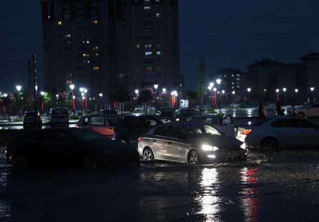 Başkentte sağanak yağış sonra yollar dereye döndü