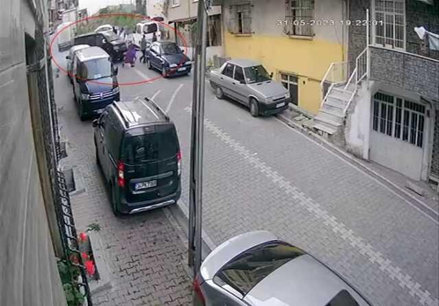 İstanbul'da feci kaza: Sokağa girmeye çalışan araç, 1'i çocuk 3 kişiyi altına alarak böyle ezdi