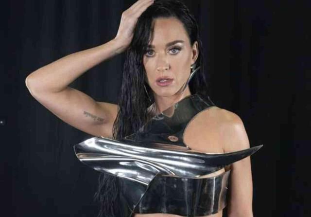 Amerikalı şarkıcı Katy Perry'nin canlı yayında elbisesi koptu