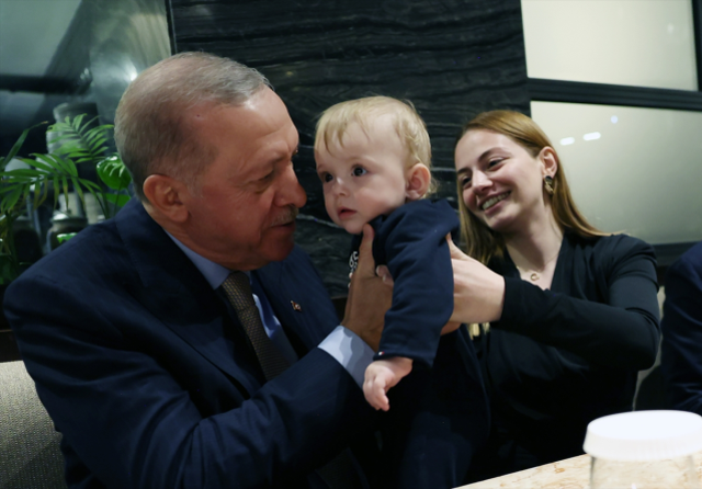 Cumhurbaşkanı Erdoğan bir kafede vatandaşlarla sohbet etti, çocukları sevdi