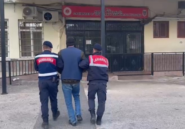 Öz çocuğunu defalarca tekmeleyip saçından tutup yere çarptı