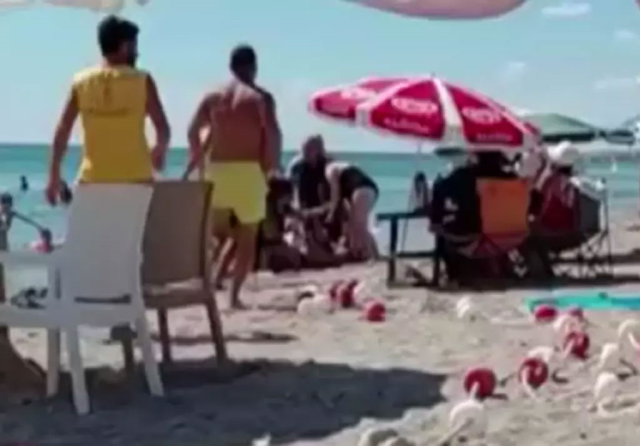 Plajda kadınlar arasında 'sigara dumanı' tartışması çıktı