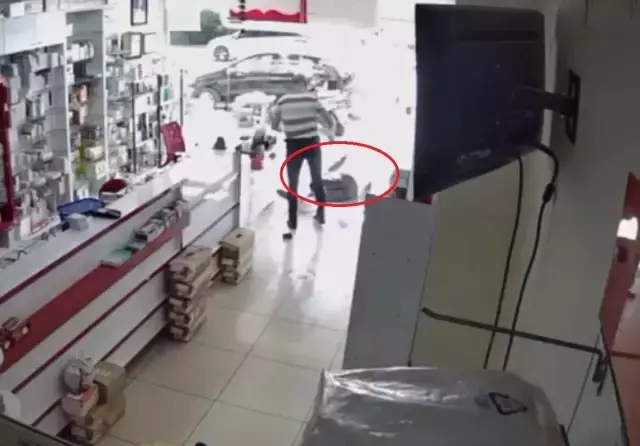 Eczacı teknisyeni öncesinde kendisini darbeden kişinin babasını tartaklamış