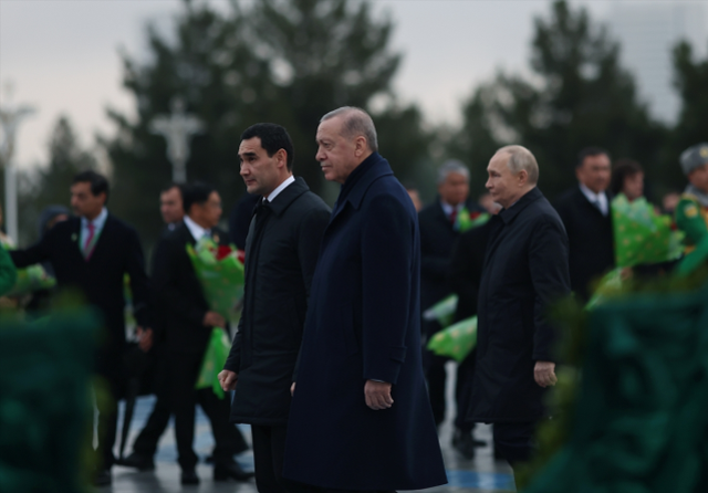 Cumhurbaşkanı Erdoğan Türkmenistan'da! Bir yanında Putin diğer yanında Pezeşkiyan